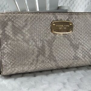 Michael Kors Zip Around Grey Cream Snakeskin Embossed
Large Wristlet Wallet